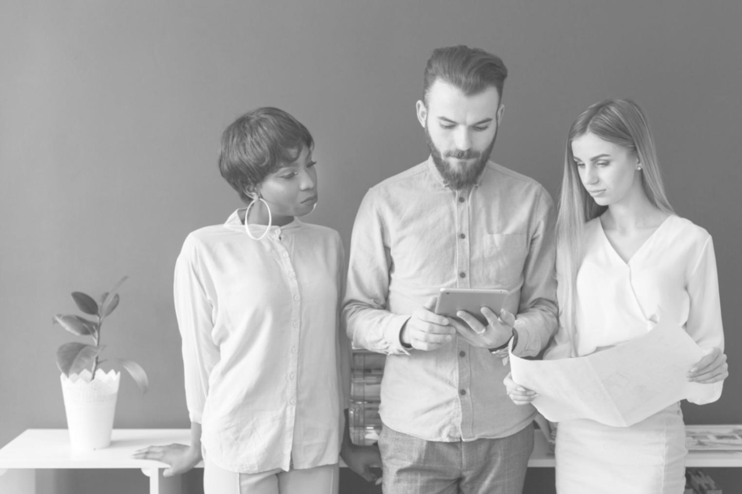 Séance de formation en analyse financière avec graphiques et données de marché