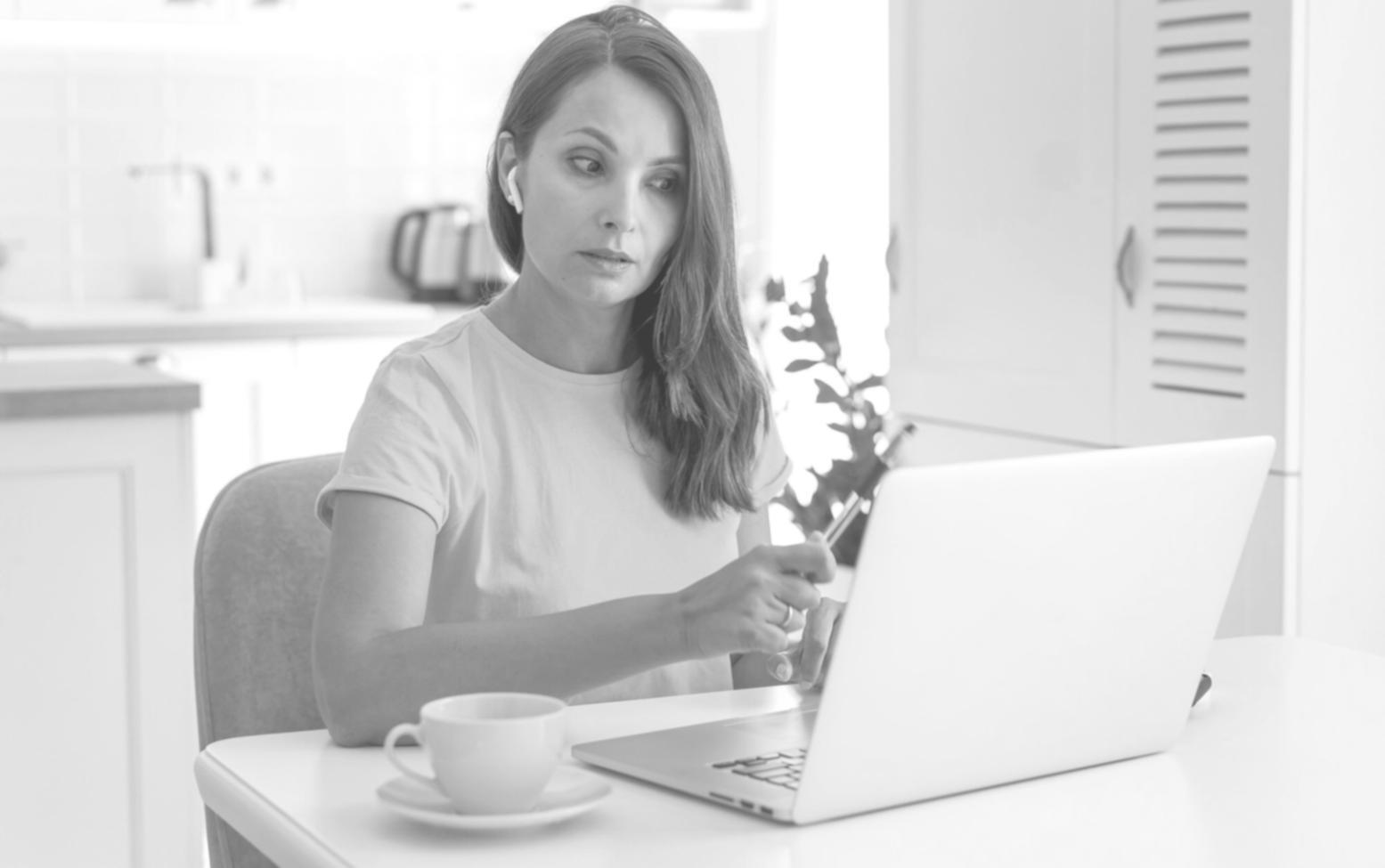 Session de formation en investissement avec analyse de graphiques financiers